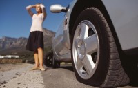 Почему спускают автомобильные шины: причины и способы их устранения