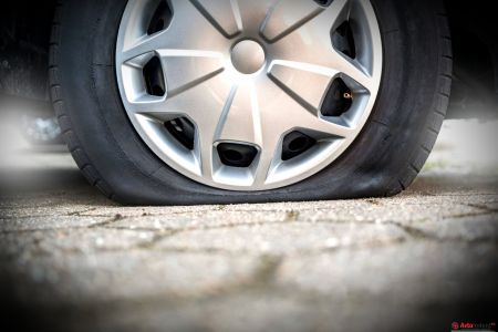 Как узнать какое колесо спускает даже не выходя из автомобиля