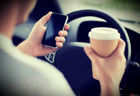 Чем же опасна для водителя гарнитура и мобильный телефон во время вождения в автомобиле