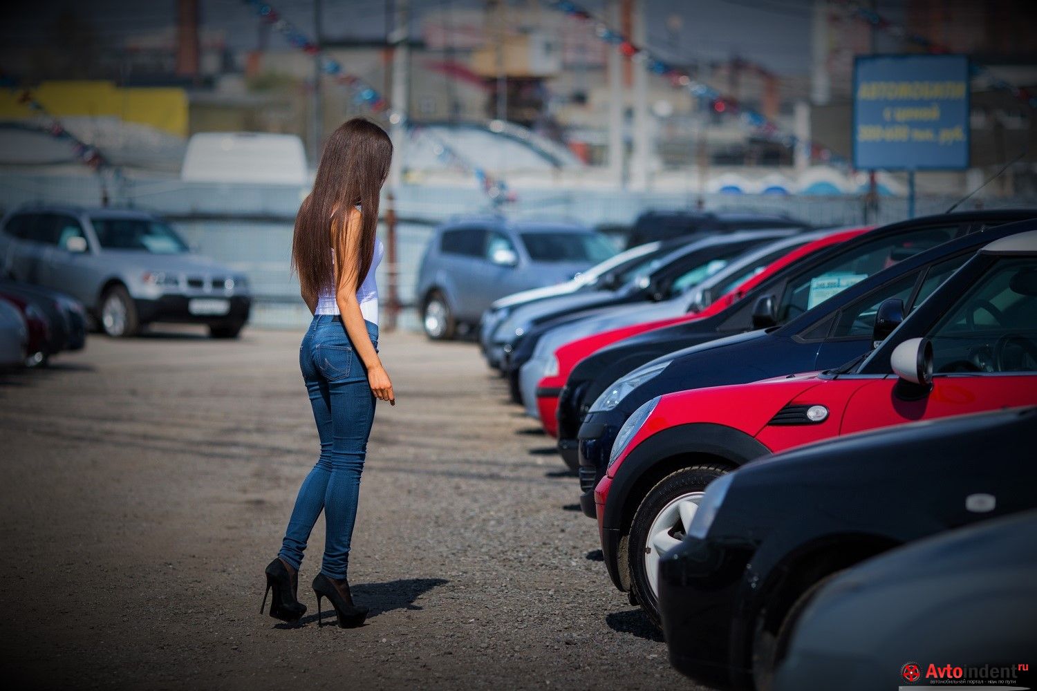 Где быстрей продать машину. Девушка выбирает машину. Выбор автомобиля. Подобрать автомобиль. Девушка продает авто.