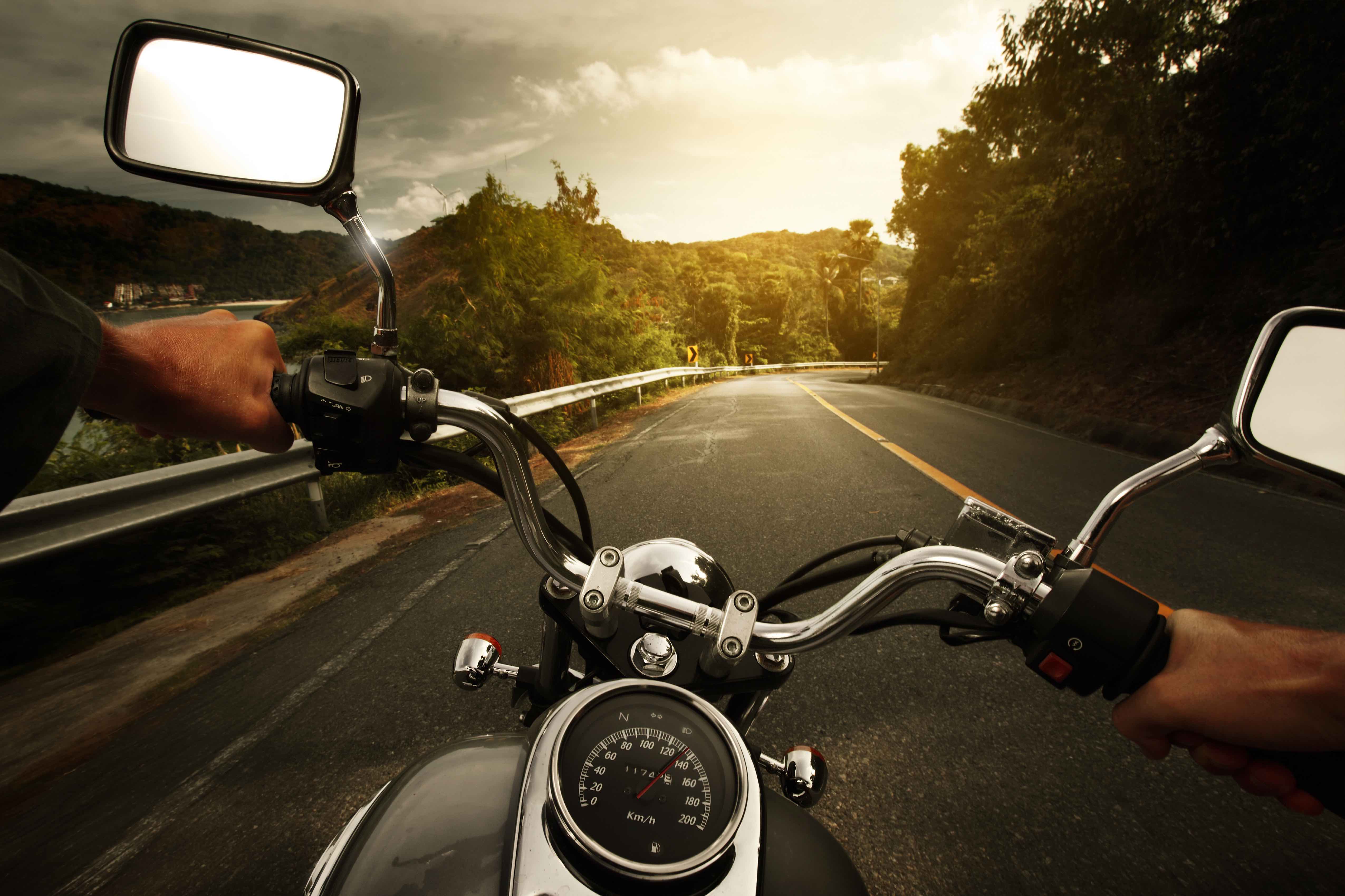 Хлопки мотоцикла. Мотоцикл на дороге. За рулем мотоцикла. Мотоцикл едет. Руль мотоцикла.