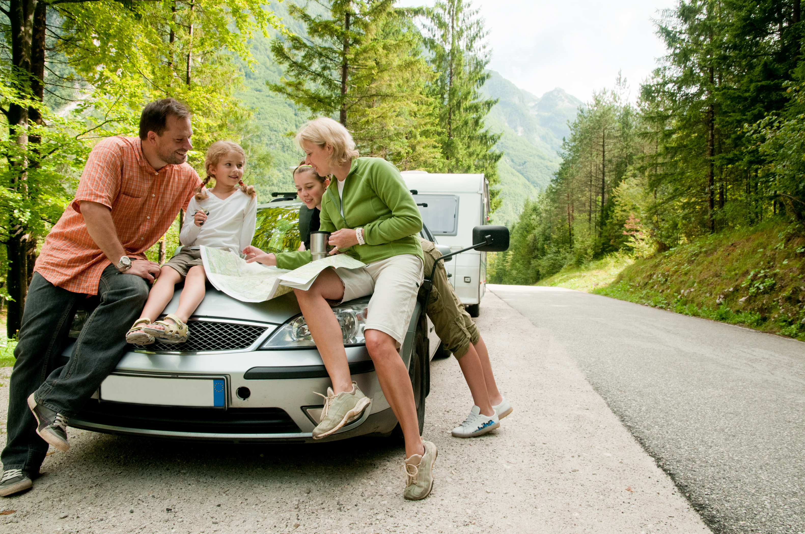 Едет навестить. Семья в машине. Путешествие с семьей. Путешествие на машине. Лучший семейный автомобиль для путешествий.